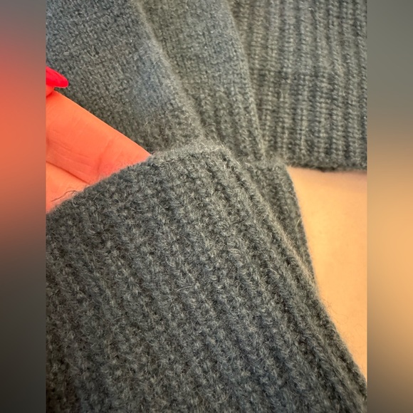 Like new! L.L. Bean Cashmere Beanie and Gloves Set - Picture 4 of 10